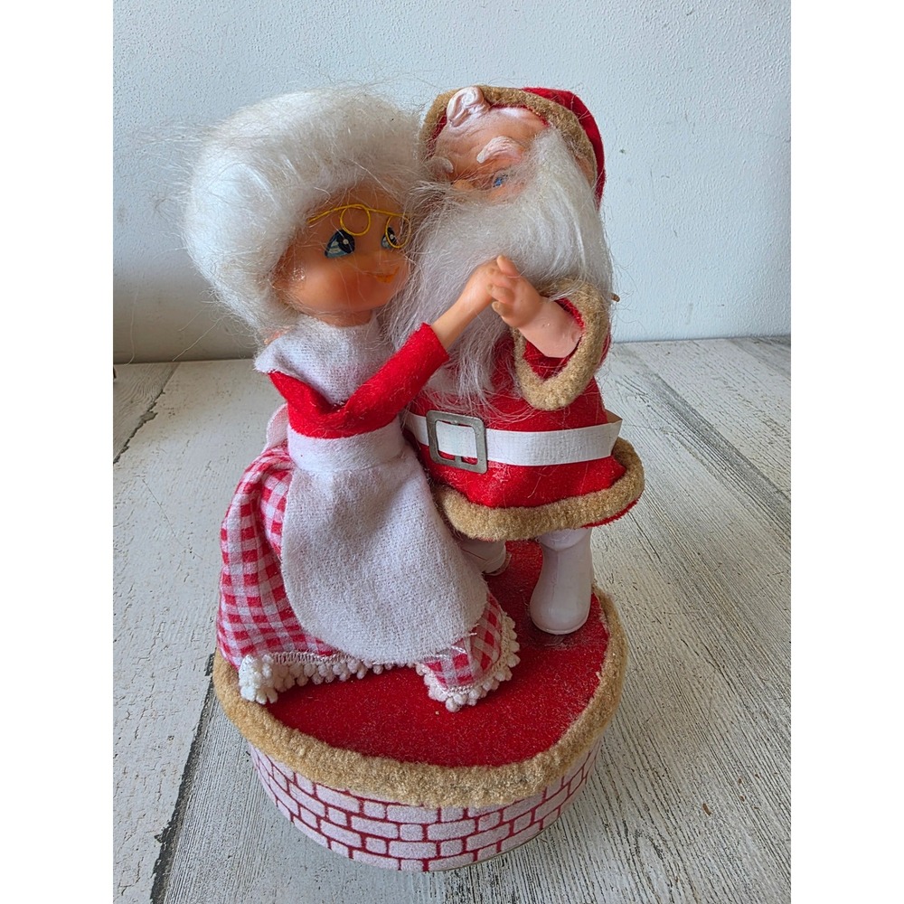 Vintage Santa Mrs Claus dancing musical kissing Santa Xmas decor animated